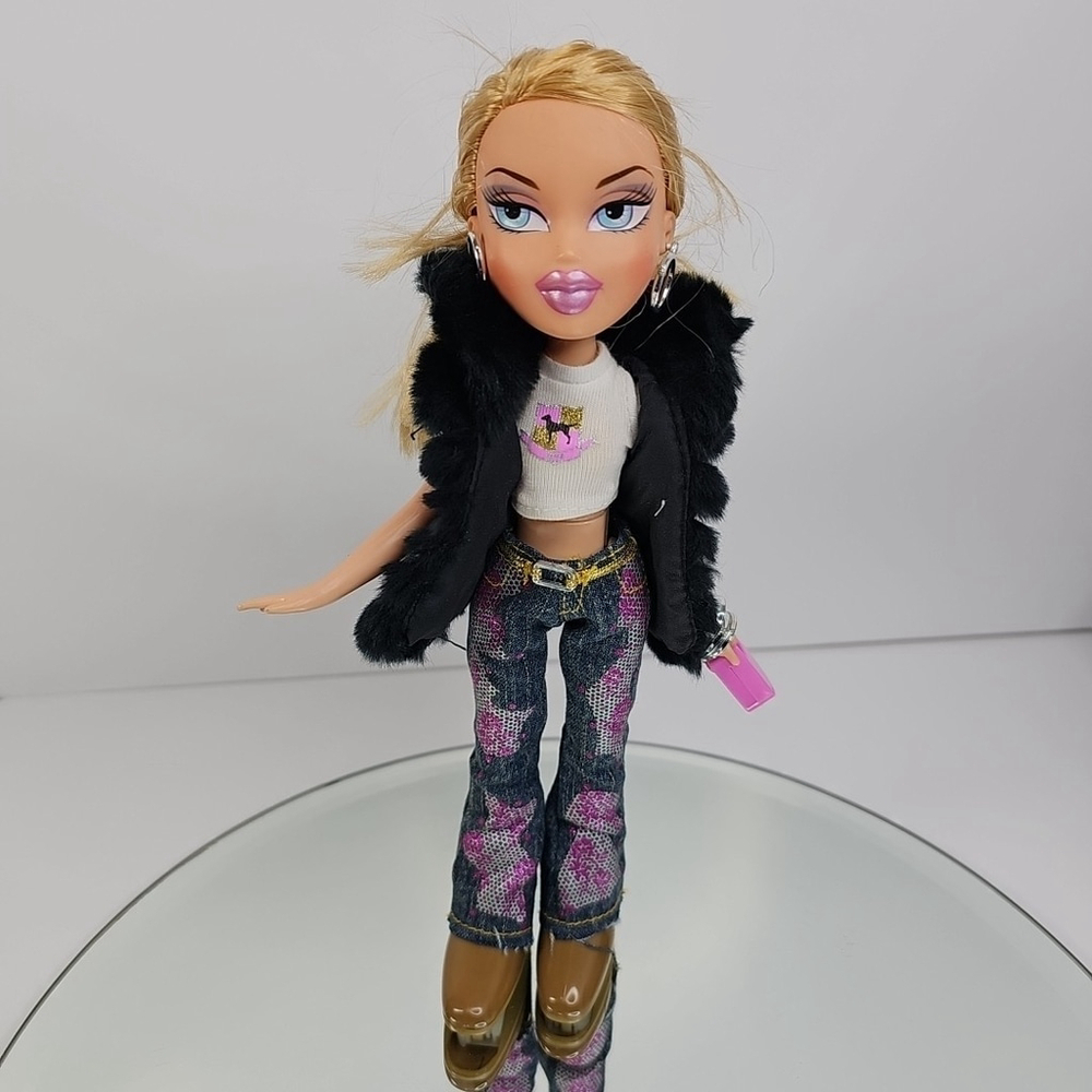 Vintage Bratz 2001 CLOE Dog Walking Doll Original Outfit Shoes